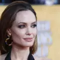 Британската кралица награди Анджелина Джоли