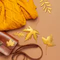 Жълта плетена жилетка е задължителна за есенния гардероб