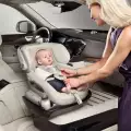 Как се слага детско столче за кола?