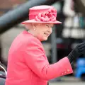 Нова книга за кралица Елизабет надниква зад стените на Бъкингамския дворец
