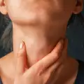Гнойна пъпка на гърлото: Причини и лечение