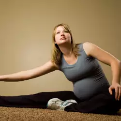 Как да се справим с подутите глезени по време на бременност