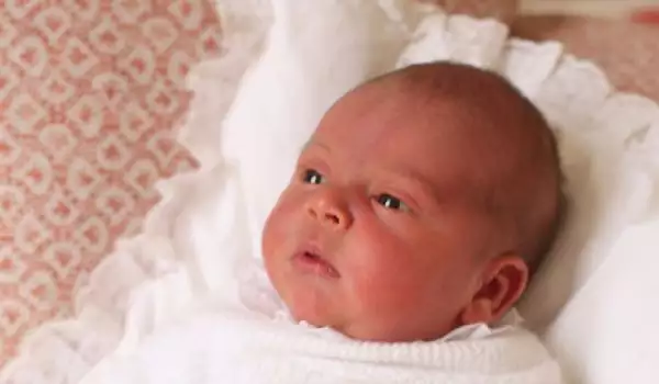 Вижте първите снимки на новото кралско бебе на Великобритания