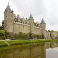 400 старинни кукли пази замъкът Жослен