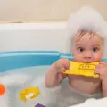 Как да държим бебето при къпане?