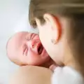 Плачът на бебето контролира мозъка на родителя