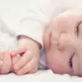 Как да науча бебето да спи в кошарата