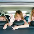 Как безопасно да возим детето в колата
