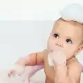 На колко градуса вода се къпе бебе?