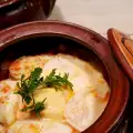 Гювечета с наденица, картофи и сирене