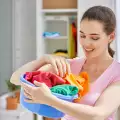 Как се сортират дрехите за пране?