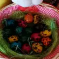 Цветни пъдпъдъчи яйца с естествени багрила