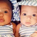Чудо! Жена роди близначки с различен цвят на кожата