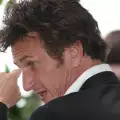 Шон Пен плаче в скута на бивша съпруга