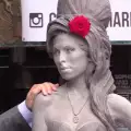 Почетоха Ейми Уайнхаус със статуя в Лондон