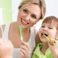 Как да се грижим за зъбките на децата