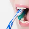 Как да почистват зъбни протези?