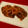 Свински пържоли с лук на фурна