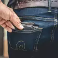 Защо носенето на портфейл в задния джоб може да ви съсипе?