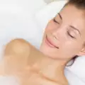 Многобройните ползи от топлата вана