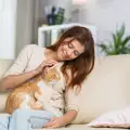 Доказано е: котките обичат повече жените