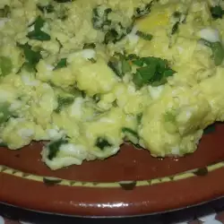 Бъркани яйца със сирене и лук
