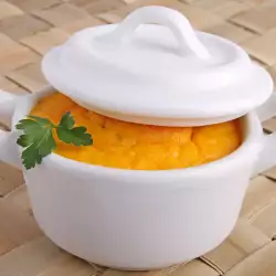 Пудинг от моркови и сушени сини сливи