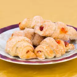 Изварени кифлички с мармалад