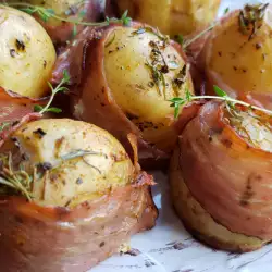 Надупени картофи с бекон
