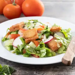 Хрупкава Фатуш салата с арабски хляб Ливанска