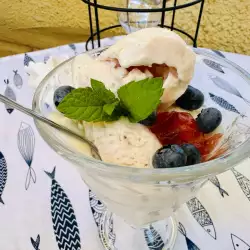 Домашен сметанов сладолед с ягоди и конфитюр