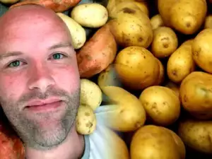 Мъж изкара цяла година на картофи! Вижте резултата
