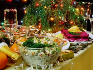 Подреждане на коледната маса