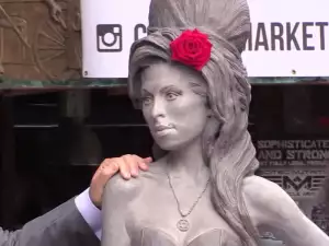 Почетоха Ейми Уайнхаус със статуя в Лондон