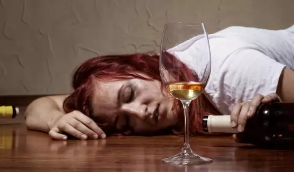 Трите причини, заради които прекалявате с алкохола
