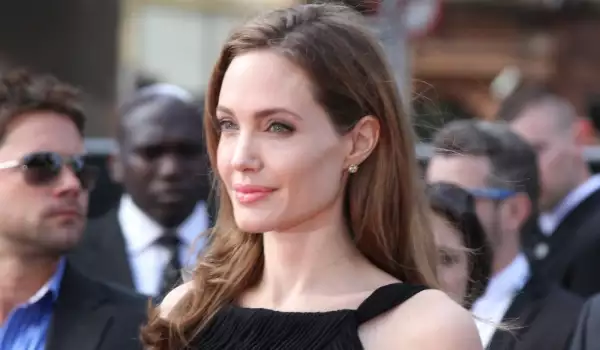 Вижте рускинята с черти на Анджелина Джоли и Меган Фокс (СНИМКИ)