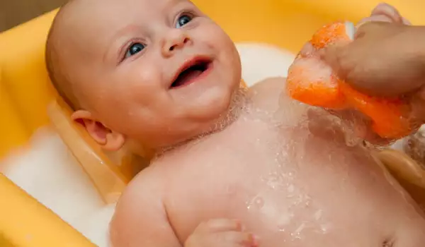 Къпане на бебе