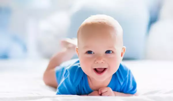 Как да научим бебето да се обръща?