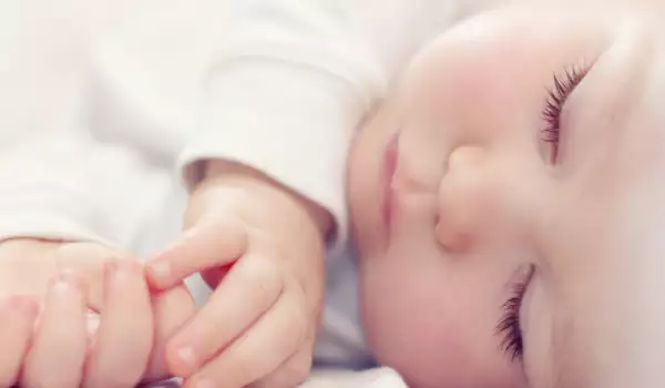 Не е трудно да научим бебето да спи само