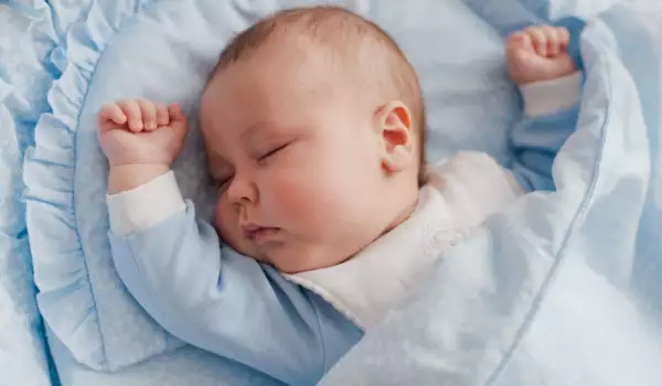 В колко часа трябва да се слага бебето да спи?