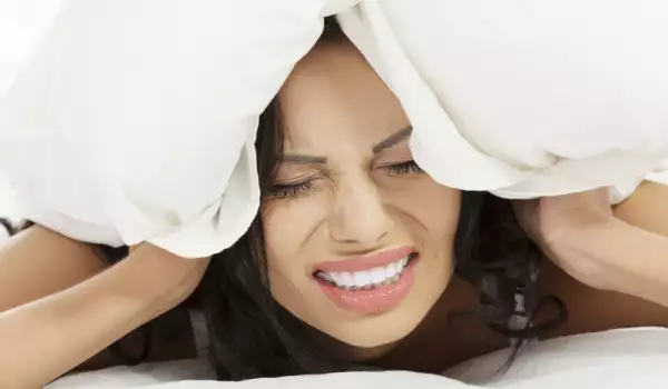За какво подсказва скърцането със зъби нощем?
