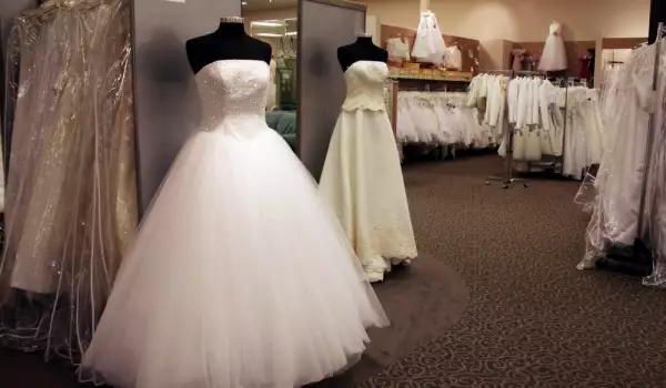 Бялата сватбена рокля вече не е актуална