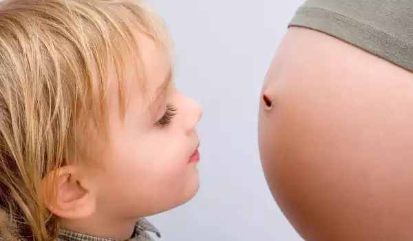 Бебето учи майчиния си език още от утробата