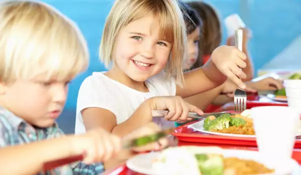 Как правилно да приготвяме салати за децата ни