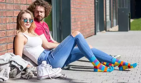 Шарените чорапи са фаворитът на модните експерти! Ето как да ги съчетаете