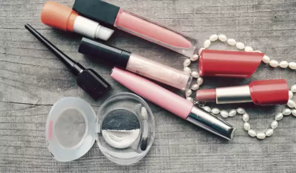 5 козметични продукта, които трябва да носите на сватбата си