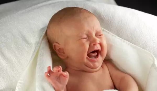 Учени откриха защо плаче бебето