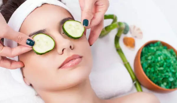 За какво помага масажът на лицето с краставица?