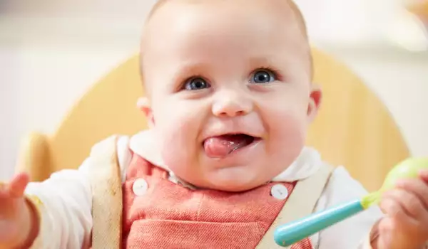 Кога никнат първите зъби на бебето?