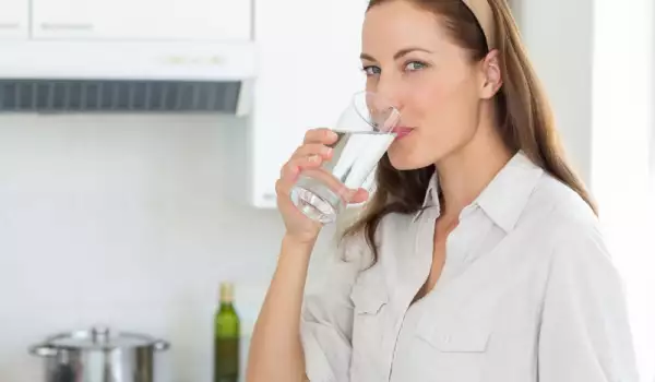Колко време след хранене е добре да се пие вода?